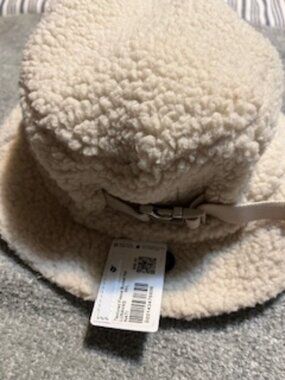 NWT Lululemon Cream Textured Fleece Bucket Hat Size M/L